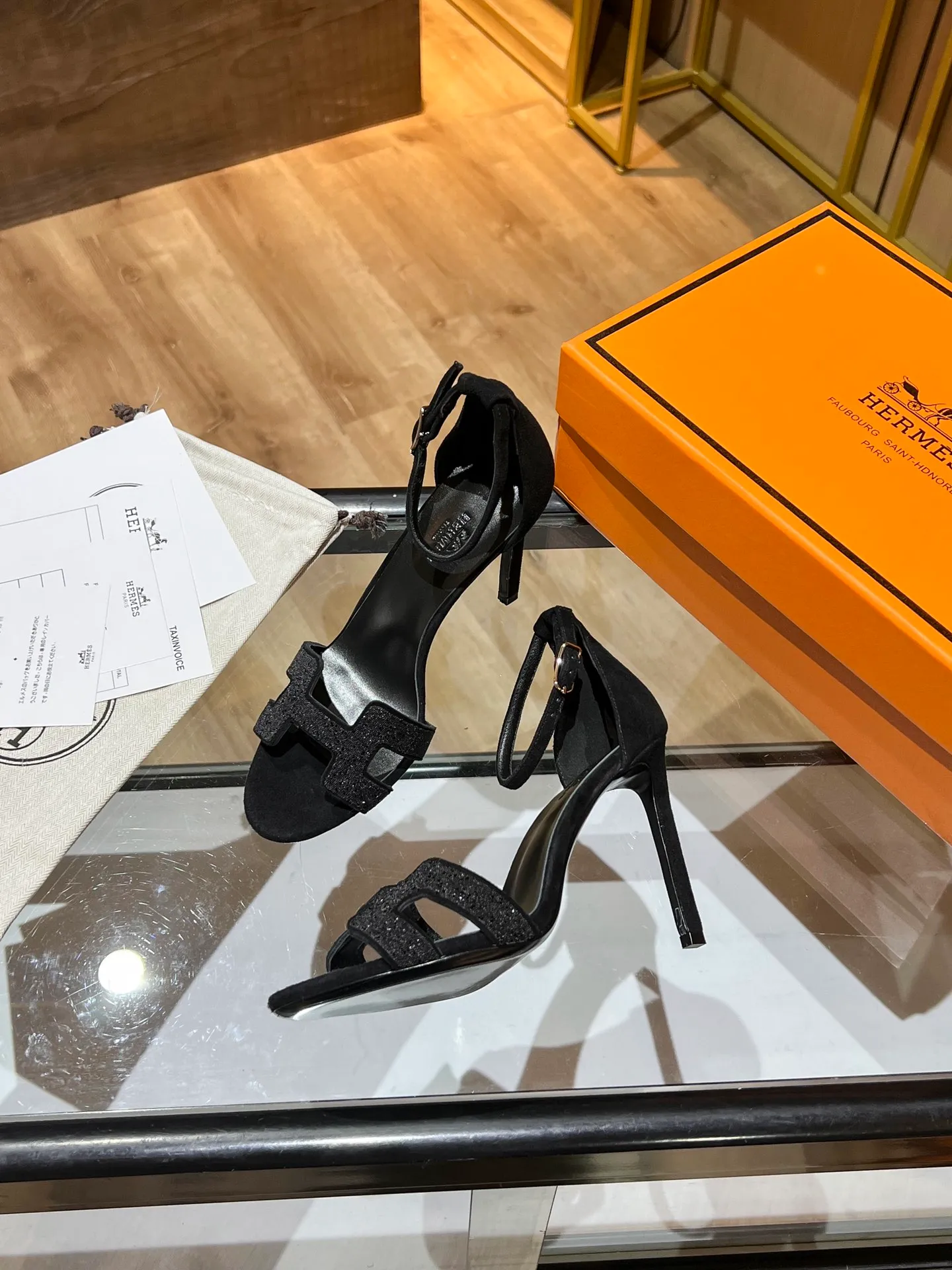 👟👟Ex-factory price 600👟👟 Hermès high-heeled sandals Hermès high-heeled shoes are the simplest, most durable and elegant I have ever seen! ! ! It can hold any style, and the height of 10.5cm is easy to control. Each color has its own unique style. You must buy this one, it is really easy to wear and look good! size: 35-40 (34.40.41 customization is non-returnable and non-exchangeable)